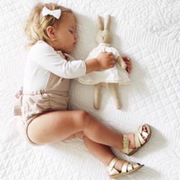 👧🏻NWT Salt Water sandals in gold - Picture 6 of 16